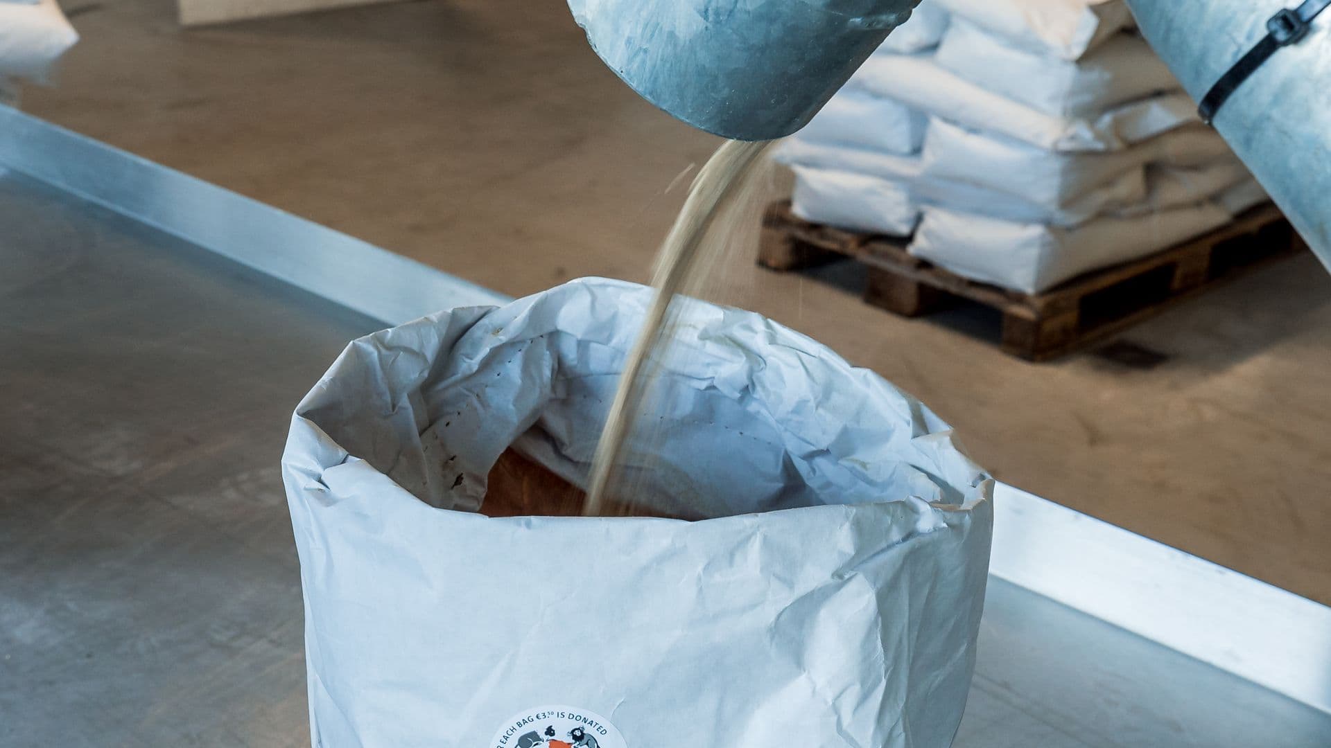 Zak droogvoer vullen